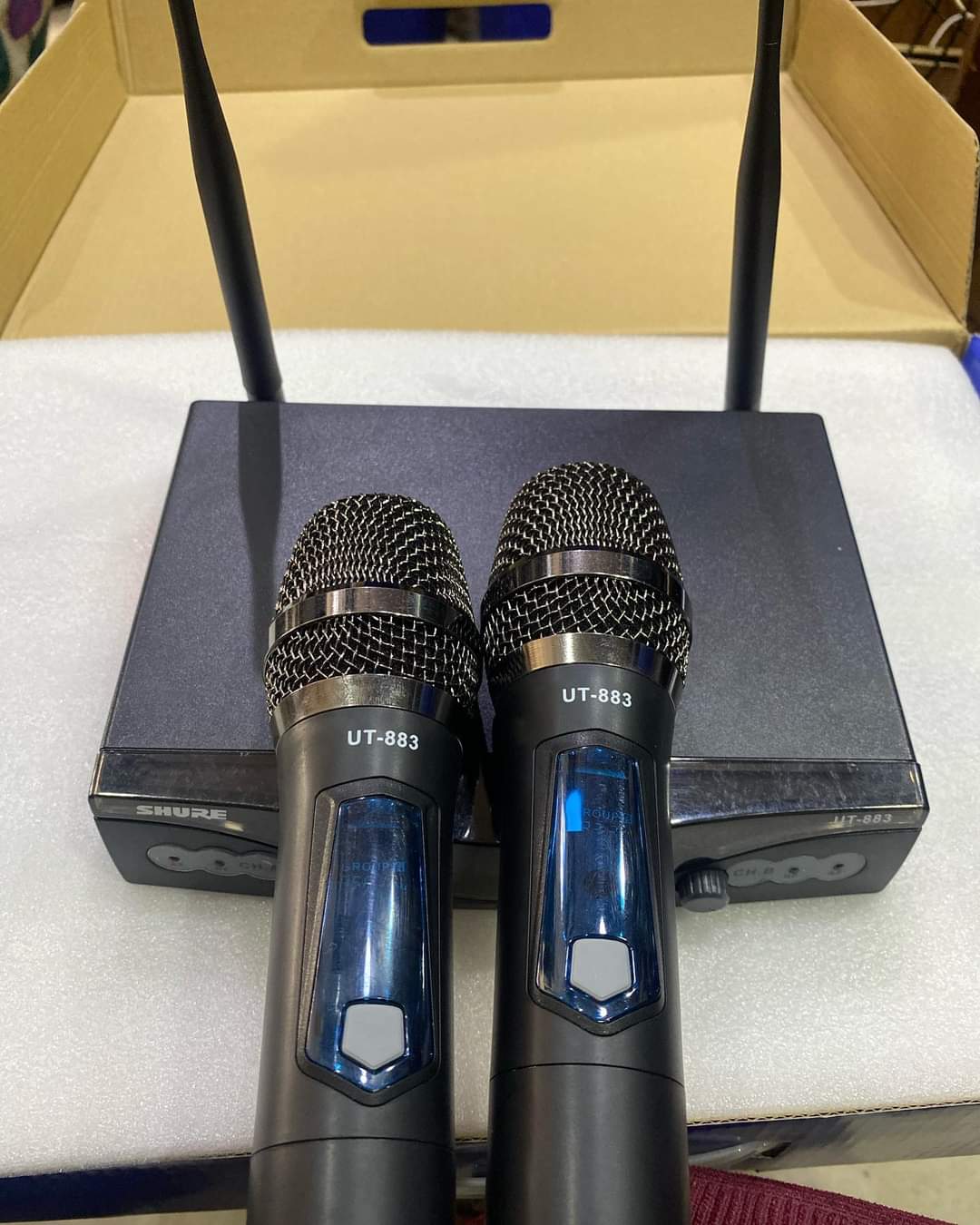 Take your sound quality to the next level with OUR pro-grade 2 IN 1 SHURE UT 883 wireless microphone，This Is a UHF Wireless Microphone With a Rechargeable Battery 🔋, No Need To Be Changing Batteries Every Time
