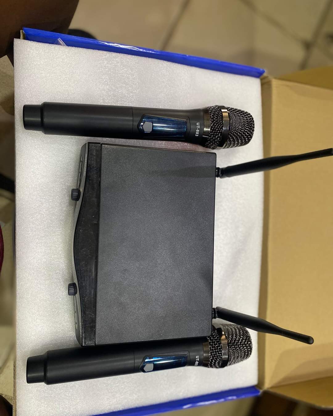 Take your sound quality to the next level with OUR pro-grade 2 IN 1 SHURE UT 883 wireless microphone，This Is a UHF Wireless Microphone With a Rechargeable Battery 🔋, No Need To Be Changing Batteries Every Time