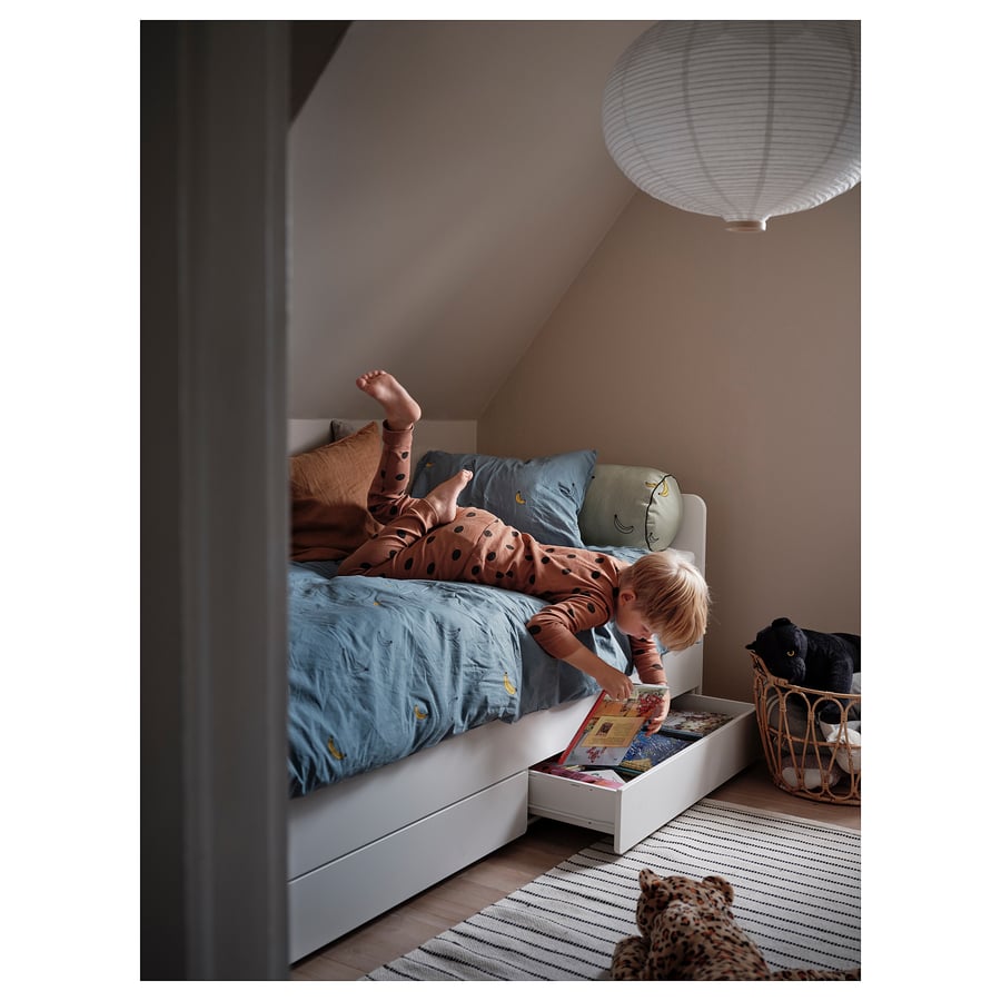 🔥 It can feel scary sleeping alone. Under this bed frame there is an extra bed and 2 drawers for the duvet and pillow. Perfect for siblings who share a room, friends or when it's time for a bedtime story.