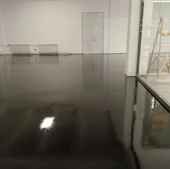 Peinture pour sols à base d'eau, antidérapante et à séchage rapide