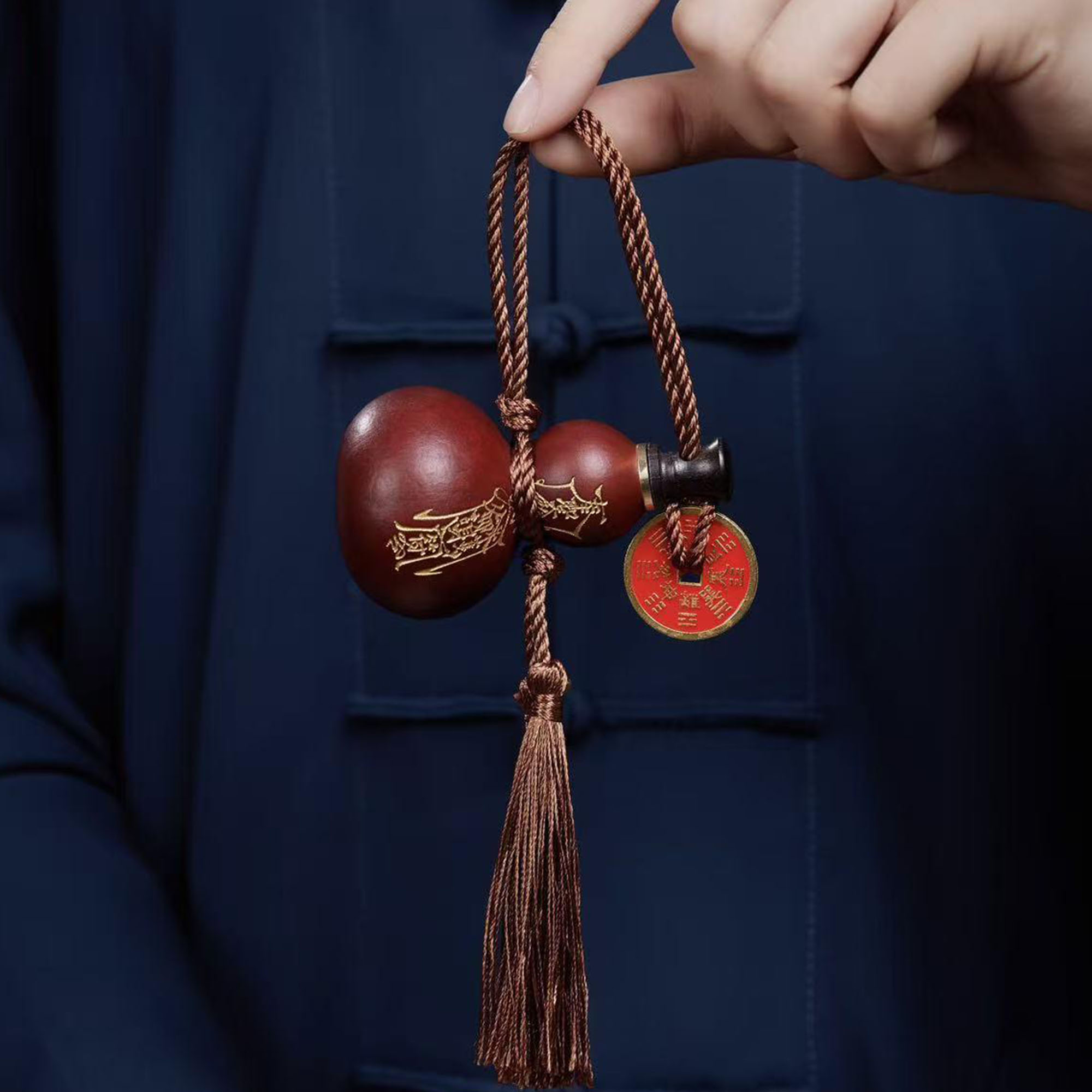 A small gourd holding a world within