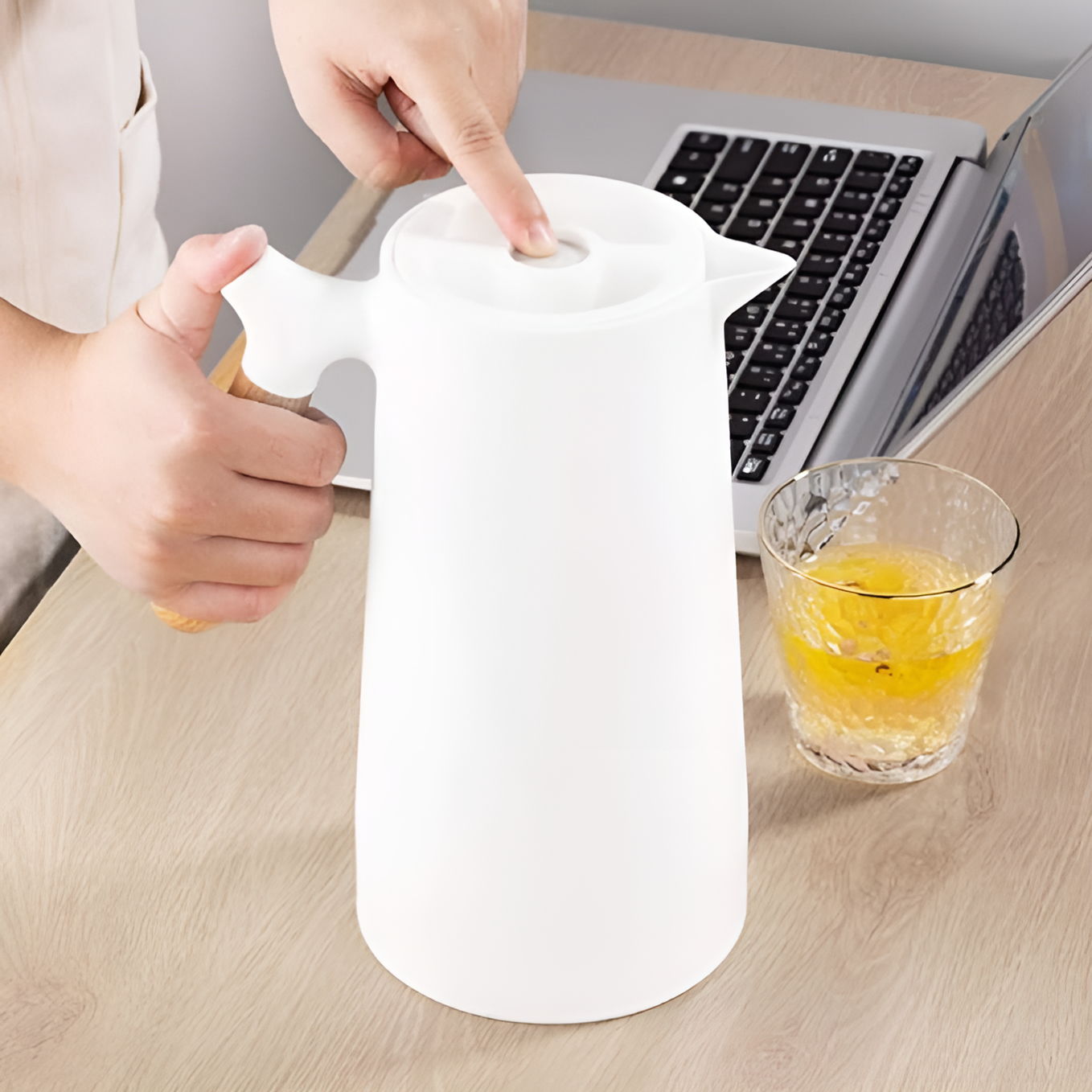 1 Litre Insulated Vacuum Flask with Wooden Handle (White)