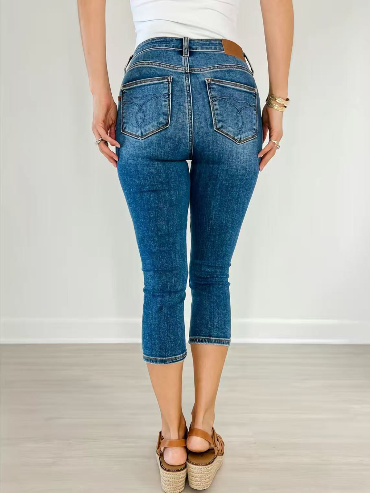 Mid Rise Cropped Jeans